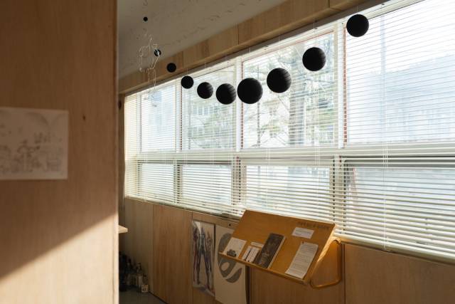 방상환 작가의 개인전 ‘템포‘가 열리고 있는 창원 도계동 사운드 펍 템포 전경.