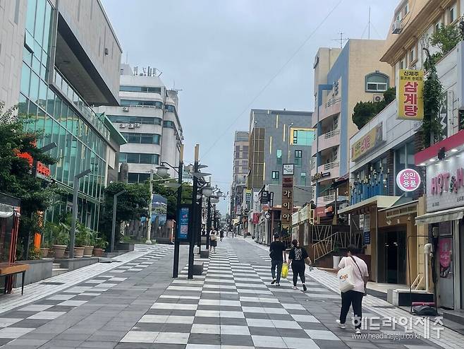 중동사태 여파로 3월 제주지역 소비자심리지수가 9개월만에 최저치로 떨어졌다. 사진은 제주시 연동 누웨마루 거리. ⓒ헤드라인제주