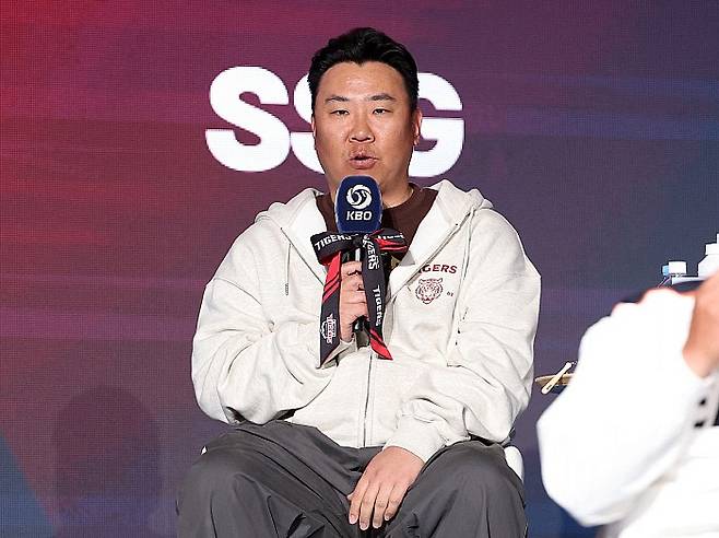 KIA 이범호 감독이 26일 서울 송파구 롯데호텔 월드에서 열린 2026 신한 SOL KBO리그 미디어데이에서 출사표를 던지고 있다. 뉴시스