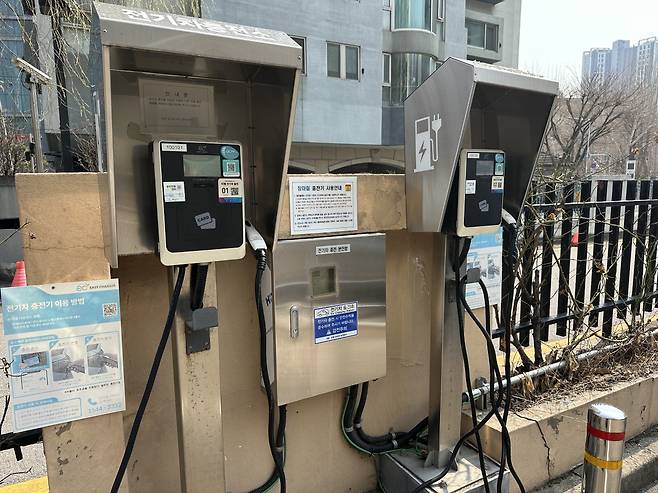 한 아파트 단지 내 전기차 충전기. 서이원 기자 iwonseo96@