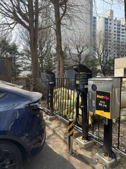 서울 시내 한 아파트 단지 내 전기차 충전구역에서 전기차들이 충전되고 있다.(서이원 기자 @iwonseo96)