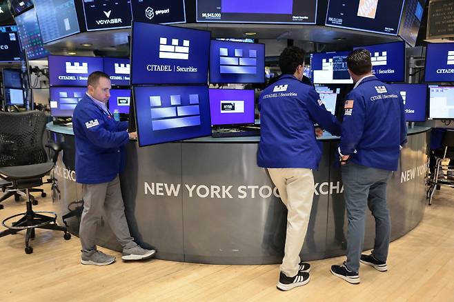 미국 뉴욕증권거래소(NYSE)에서 25일(현지시간) 트레이더들이 작업하고 있다.(뉴욕(미국)/AFP연합뉴스)