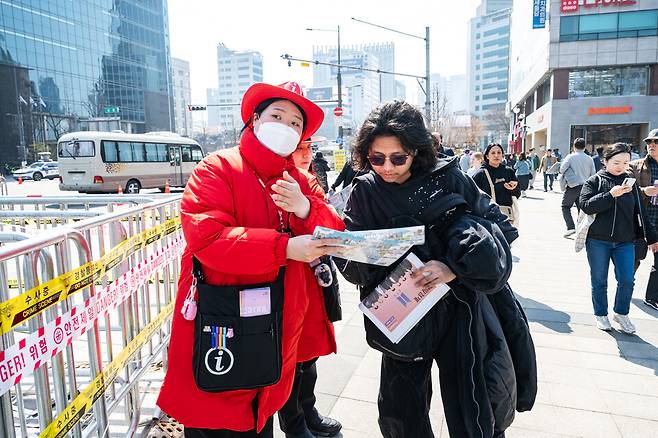 외국인 관광객에게 안내하고 있는 안내사 모습. /서울관광재단 제공