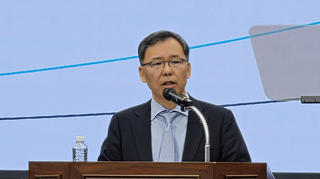 ▲26일 서울 중구 소공동 한진빌딩 26층 스카이 라운지에서 열린 주식회사 한진칼 제13기 정기 주주총회 현장에서 의장 자격으로 임석한 류경표 대표가 발언하는 모습. 사진=박규빈 기자