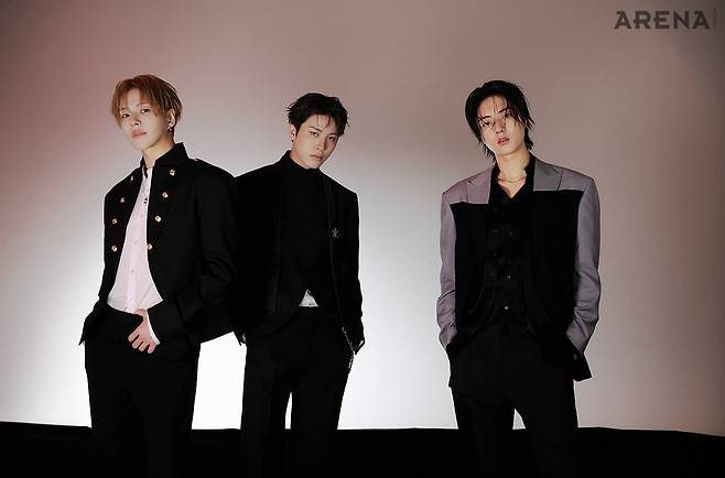 (왼쪽부터) 윤재혁이 입은 재킷·팬츠 모두 르메테크, 네크리스 미드나잇 팩토리, 셔츠 스타일리스트 소장품. 소정환이 입은 재킷·셔츠·팬츠 모두 르메테크, 타이 산쿠안즈, 팬츠 체인·이어 커프 모두 스타일리스트 소장품. 하루토가 입은 재킷·셔츠·팬츠 모두 르메테크, 네크리스·이어링 모두 스타일리스트 소장품.