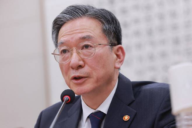 지난 18일 국회에서 열린 법제사법위원회 전체회의에서 정성호 법무부 장관이 공소청 설치법안 관련 의원 질의에 답하고 있다. (사진=연합뉴스)