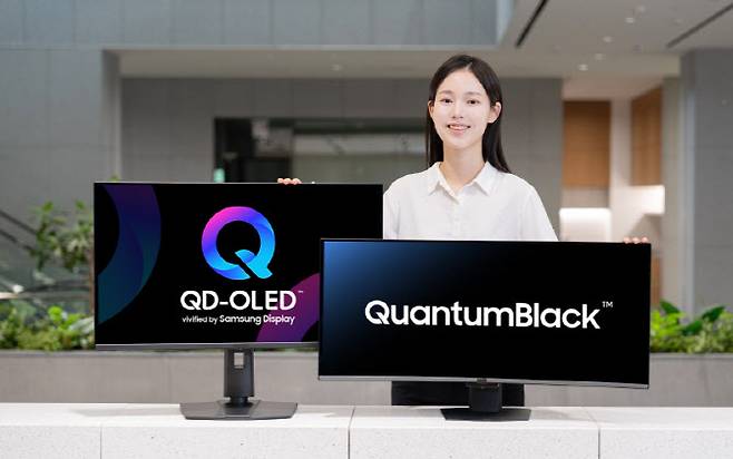 삼성디스플레이의 저반사고강도 필름 '퀀텀 블랙(QuantumBlack)을 적용한 '26년 QD-OLED 모니터 신제품을 모델이 소개하고 있다. (사진=삼성디스플레이)
