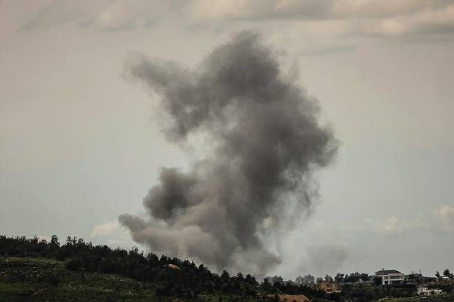 이스라엘의 공습으로 레바논 남부의 한 마을에서 연기가 치솟고 있다. 레바논은 지난 2월 28일 이란 최고지도자가 피살된 데 대한 보복으로 헤즈볼라가 3월 2일부터 이스라엘을 향해 로켓을 발사하기 시작하면서 중동 전쟁에 휘말리게 됐다.(사진= AFP)
