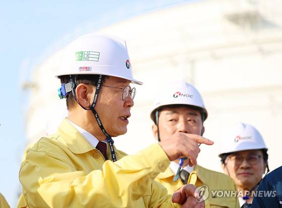 이재명 대통령이 26일 충남 한국석유공사 서산 비축기지에서 시찰 중 발언하고 있다. 〈사진=연합뉴스〉