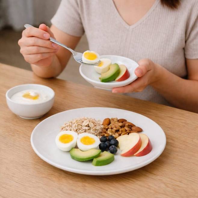 아침 공복에는 위에 부담이 적고 포만감이 오래가는 식품을 선택하는 것이 중요하다. 사진=AI 생성