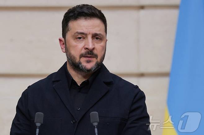 볼로디미르 젤렌스키 우크라이나 대통령이 13일(현지시간) 파리 엘리제궁에서 에마뉘엘 마크롱 프랑스 대통령과 공동 기자회견을 갖고 있다. 2026.3.13 ⓒ 로이터=뉴스1