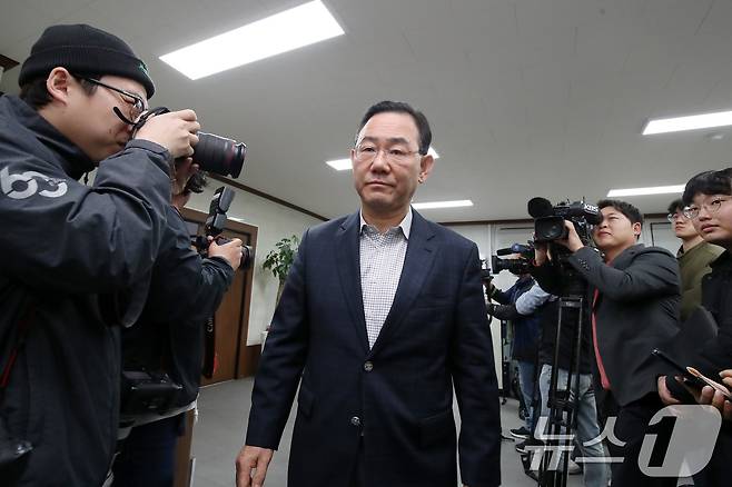 주호영 국민의힘 의원이 지난 22일 오전 대구 수성구 국민의힘 대구시당에서 장동혁 대표 주재로 열린 비공개 회의를 마친 뒤 회의실을 나서고 있다. 2026.3.22 ⓒ 뉴스1 공정식 기자