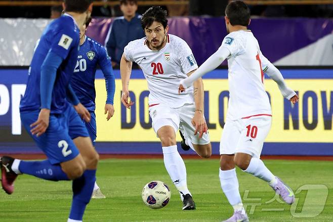 이란 축구대표팀에서 제외된 사르다르 아즈문(가운데) ⓒ AFP=뉴스1