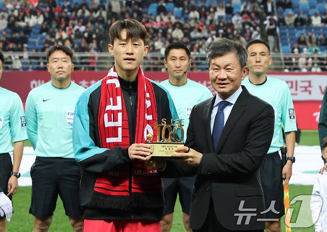 14일 오후 대전 유성구 대전월드컵경기장에서 열린 ‘하나은행 초청 국가대표팀 친선경기’ 대한민국과 볼리비아의 경기에서 정몽규 대한축구협회장이 센추리클럽에 가입한 이재성에게 기념패를 전달하고 있다. 2025.11.14 ⓒ 뉴스1 김기태 기자