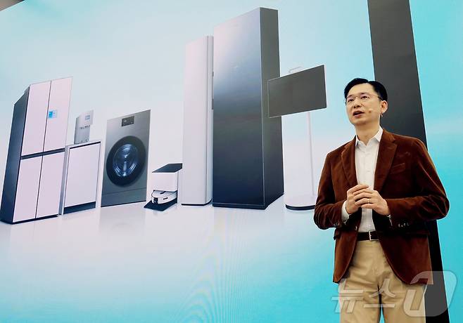 삼성전자가 2026년형 '비스포크 AI 콤보' 신제품을 출시한 26일 서울 서초구 삼성 강남에서 임성택 삼성전자 한국총괄이 2026년형 '비스포크 AI 콤보'를 소개하고 있다. . ⓒ 뉴스1 이호윤 기자