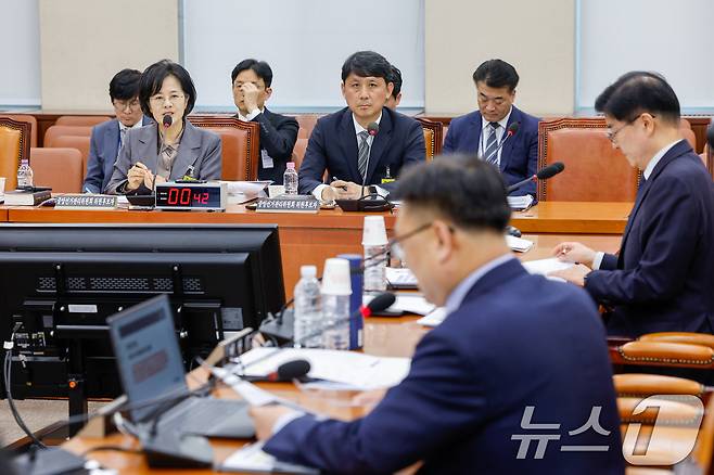 전현정 중앙선거관리위원 후보자가 26일 서울 여의도 국회에서 열린 인사청문회에 출석해 의원 질의에 답하고 있다. 오른쪽은 윤광일 후보자. 2026.3.26 ⓒ 뉴스1 안은나 기자