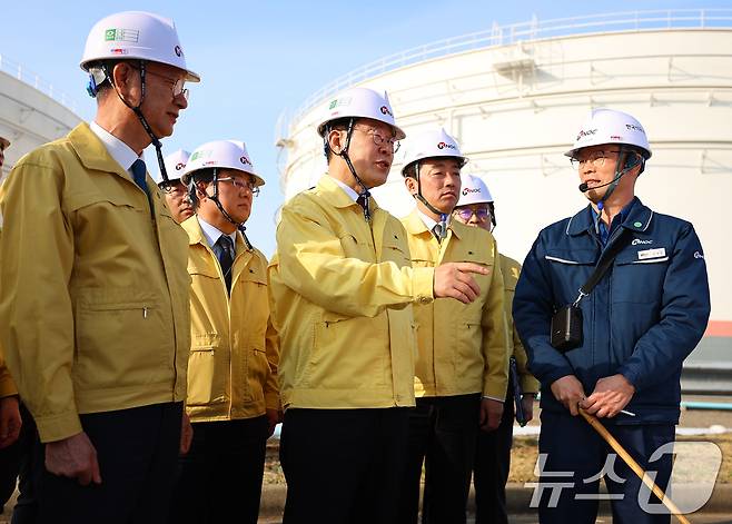 이재명 대통령이 26일 충남 서산 석유공사 비축기지에서 현장점검을 하고 있다. 2026.3.26 ⓒ 뉴스1 허경 기자