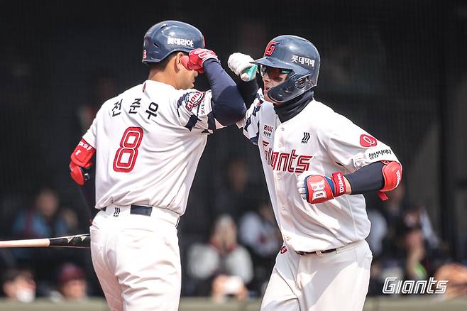 윤동희와 전준우가 하이파이브를 하고 있다. 사진 | 롯데 자이언츠
