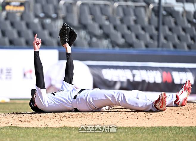 KT 선발 투수 보쉴리가 19일 수원 KT위즈파크에서 열린 키움과 시범경기 5회초 2사 키움 김건희의 강습 타구를 겨우 피한 뒤 그라운드에 드러누워 괜찮다는 제스처를 하고 있다. 뒤에 새로 바꾼 검은색 좌석이 보인다. 수원 | 박진업 기자 upandup@sportsseoul.com