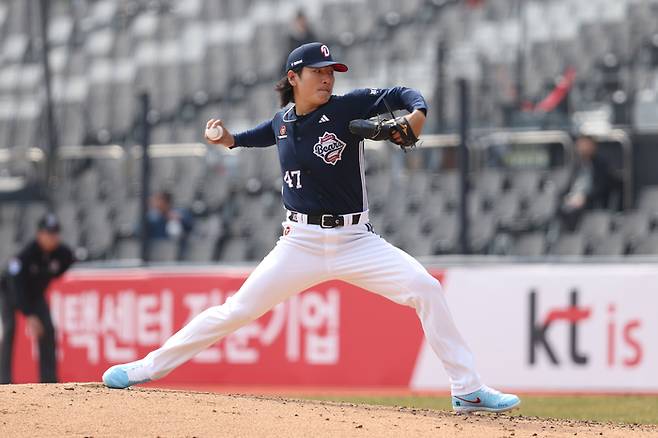 두산 곽빈이 23일 수원케이티위즈파크에서 열린 2026 KBO리그 시범경기 KT전서 선발 등판해 역투하고 있다. 사진 | 두산 베어스