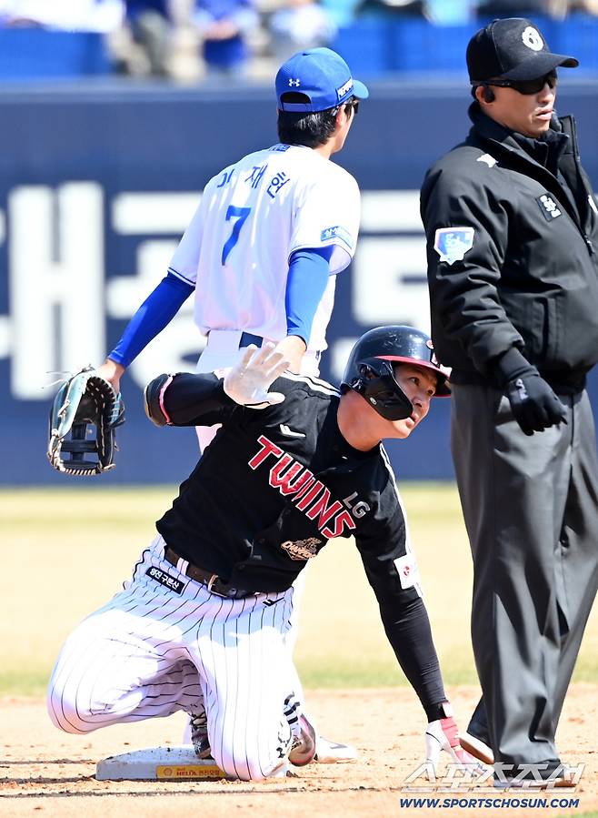 22일 대구삼성라이온즈파크에서 열린 LG와 삼성의 시범경기. 3회초 무사 2루 LG 오지환이 1타점 2루타를 치고 타임을 외치고 있다. 대구=허상욱 기자wook@sportschosun.com/2026.03.22/