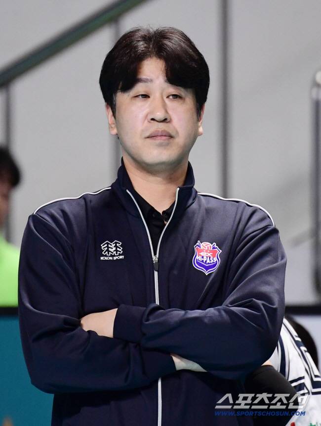 2월 1일 서울 장충체육관에서 열린 배구 V리그 여자부 GS칼텍스와 한국도로공사의 경기.  경기 지켜보는 도로공사 김종민 감독. 장충=송정헌 기자songs@sportschosun.com/2025.02.01/