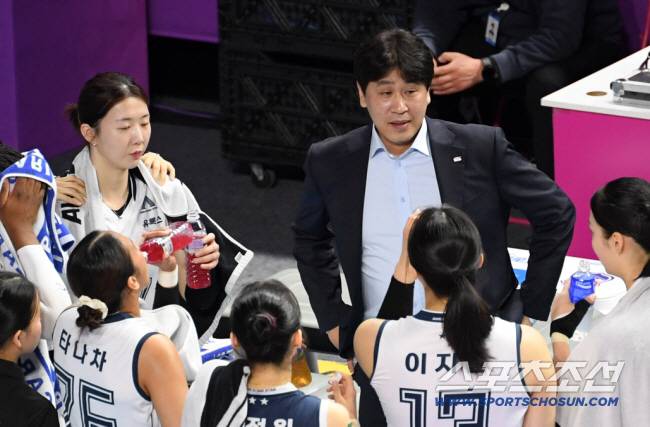 14일 인천 삼산월드체육관 열린 V리그 흥국생명과 한국도로공사 경기. 김종민 감독이 작전 지시를 하고 있다. 인천=박재만 기자 pjm@sportschosun.com/2026.01.14/