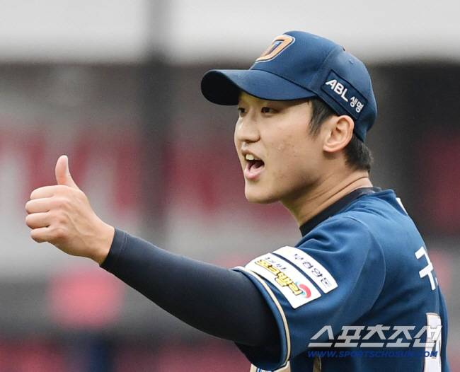 6일 대구 삼성라이온즈파크에서 열린 NC와 삼성의 와일드카드 1차전. 5회말 김휘집 3루수의 호수비에 엄지를 치켜들고 있는 NC 구창모. 대구=송정헌 기자songs@sportschosun.com/2025.10.06/