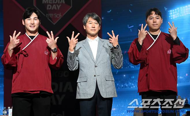 26일 롯데호텔 월드에서 열린 2026 KBO 리그 미디어데이&팬페스트. 키움 설종진 감독, 임지열, 하영민이 포즈를 취하고 있다. 잠실=허상욱 기자wook@sportschosun.com/2026.03.26/