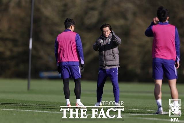홍명보 감독이 이끄는 한국축구대표팀이 코트디부아르와 오스트리아를 상대로 유럽원정 2연전을 치러 2026 북중미 월드컵 8강 진출 가능성을 타진한다. 사진은 영국 밀턴 케인스에서 현지 훈련을 하고 있는 홍명보 감독과 선수들./밀턴 케인스=KFA