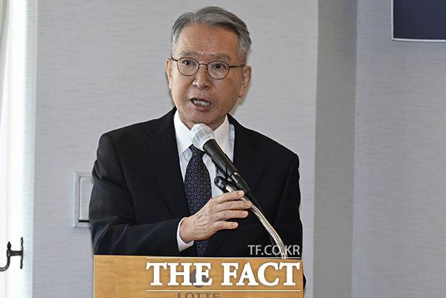 김형오 전 국회의장이 기념사를 하고 있다.