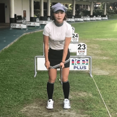 이창희 대표가 레슨 프로 시절 그립 잡는 요령을 가르치고 있다.&nbsp;