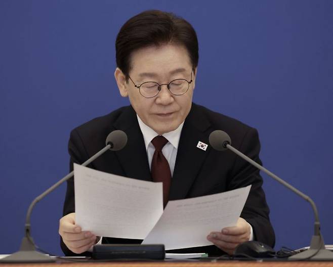 이재명 대통령이 26일 청와대에서 열린 비상경제점검회의에서 자료를 살펴보고 있다. 연합뉴스