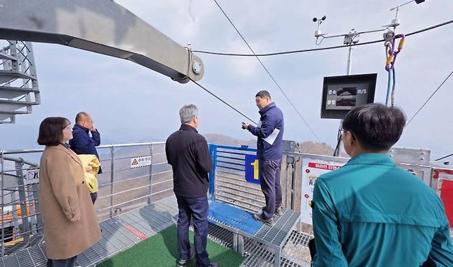 양상호 함양부군수가 대봉산휴양밸리 개장 앞두고 전체 시설 안전 점검 하고 있다.