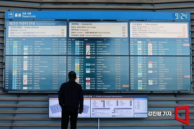 인천공항 2터미널 전광판. 강진형 기자