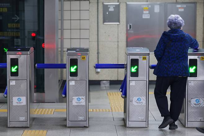 25일 서울 종각역에서 시민들이 지하철을 타고 있다. 이재명 대통령이 노인들의 대중교통 무료 이용을 출퇴근 시간에 제한하는 방안을 검토해보라고 지시했다. /장련성 기자