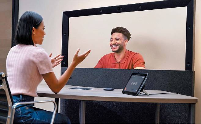 휴렛팩커드(HP)와 구글이 공동 개발한 3D 화상 회의 플랫폼을 통해 이용자들이 회의를 진행하고 있다. 화면 속 남성의 모습은 마치 같은 공간에 있는 것처럼 느껴질 정도로 입체감과 생동감을 구현했다. /HP