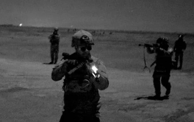 미국 육군 제82공수사단 제3여단전투단 소속 공수부대원들이 2026년 1월 28일 미국 노스캐롤라이나주 포트 브래그에서 진행된 ‘팬서 애벌랜치(Panther Avalanche)’ 훈련 중 합동 강제진입작전을 수행하고 있다. 팬서 애벌랜치는 제3여단이 18시간 이내 전 세계 어디든 전개할 수 있는 능력을 입증하는 훈련으로, 미 육군 즉각대응군(Immediate Response Force)으로서 사단의 임무 수행 능력을 유지하는 데 목적이 있다. /미국 육군