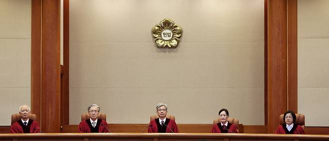 김상환 헌법재판소장과 재판관들이 26일 오후 서울 종로구 헌법재판소에서 열린 성폭력처벌특례법 위헌법률심판사건 등 선고를 위해 대심판정에 자리하고 있다. /뉴스1