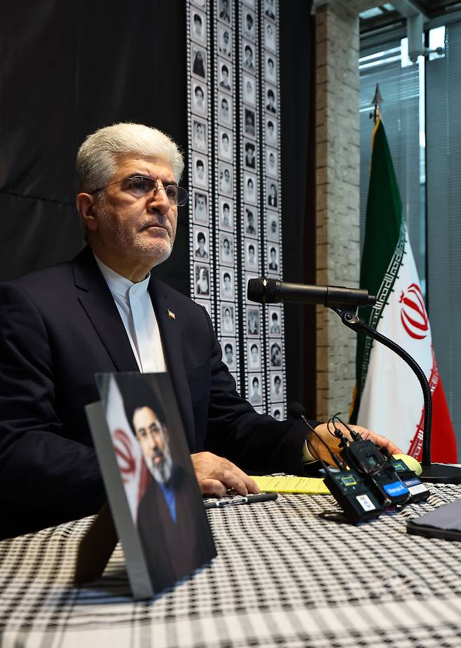 사이드 쿠제치 주한 이란 대사가 26일 서울 용산구 주한 이란 대사관에서 열린 기자회견에 참석하고 있다. /뉴시스