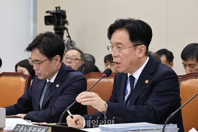 김영훈 고용노동부 장관이 25일 오후 서울 여의도 국회에서 열린 기후에너지환경노동위원회 전체회의에서 의원 질의에 답변하고 있다. ⓒ뉴시스