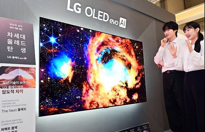 LG전자가 역대 가장 밝고 정확한 컬러, 초저반사를 구현한 압도적 화질이 특징인 2026년형 LG 올레드 에보를 선보였다.ⓒLG전자