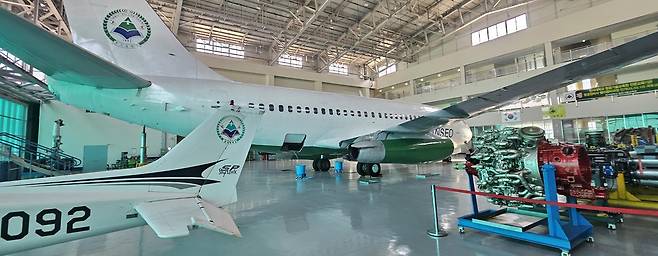 한서대 태안캠퍼스 항공기술교육센터 격납고에서 실무 교육에 활용되고 있는 보잉 737-200 항공기. 한서대 제공