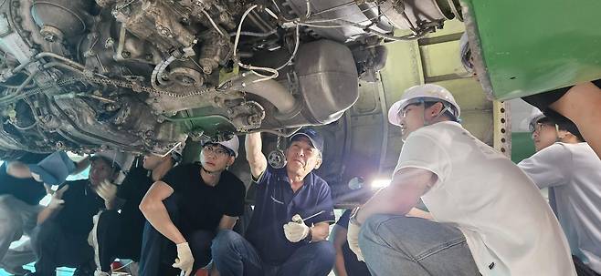 한서대 엔진 정비 실습 강의에서 학생들이 교수의 지도로 엔진 기관 등을 살펴보고 있다. 한서대 제공