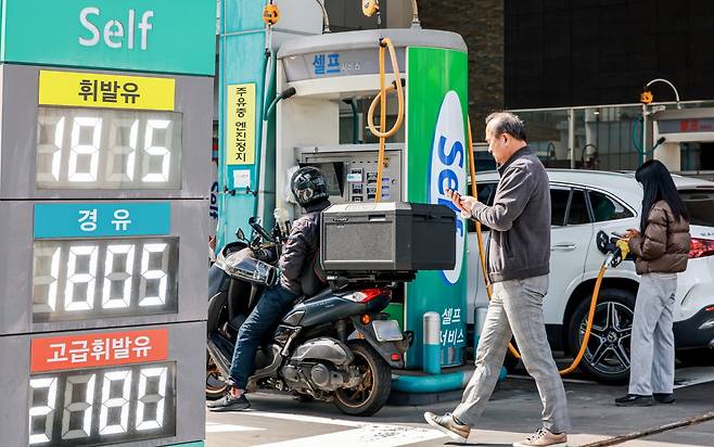 중동 사태 장기화에 국제유가와 원료가격이 계속된 상승세를 보인 25일 서울 시내의 한 주유소의 모습. 2026.3.25 뉴스1