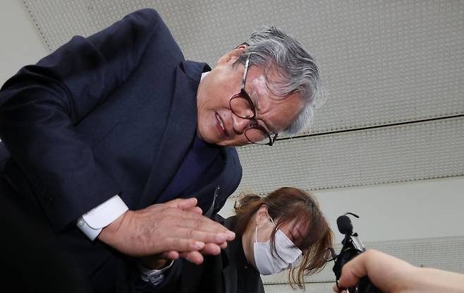 (대전=뉴스1) 김기태 기자 = 화재로 74명의 사상자가 발생한 안전공업 손주환 대표가 26일 대전시청에 마련된 희생자 합동분향소에서 사과하고 있다. 2026.3.26/뉴스1