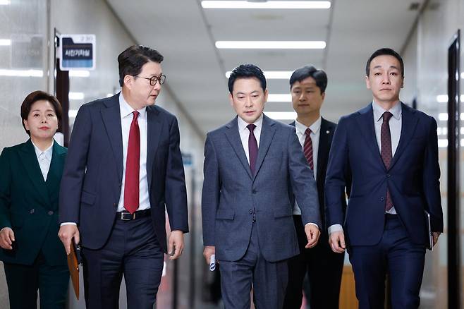 장동혁 국민의힘 대표가 26일 오전 서울 여의도 국회에서 열린 최고위원회의에 입장하고 있다. 2026.3.26 뉴스1