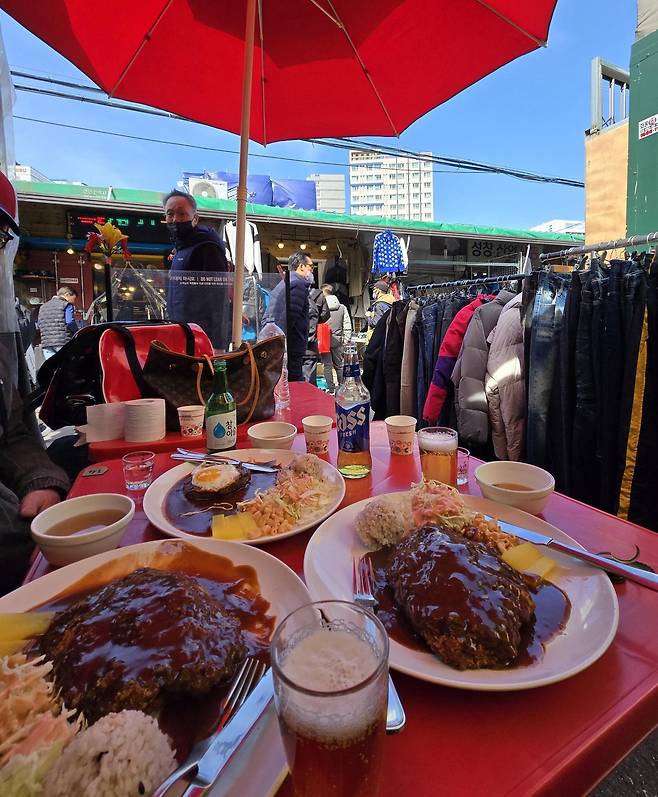 서울 종로구 동묘벼룩시장 ‘대박 왕돈까스’의 왕돈까스. 1인분에 8000원이다. 김도언 작가 제공