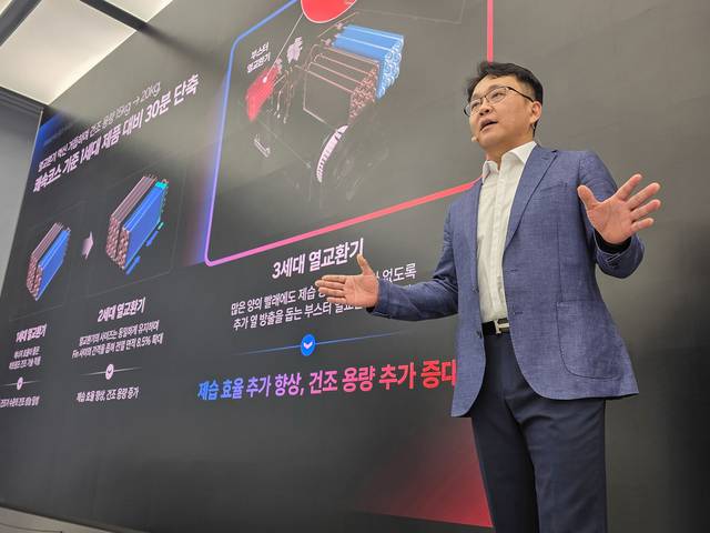 성종훈 DA 사업부 의류케어개발그룹 상무가 26일 서울 서초구 강남 삼성에서 열린 2026년형 일체형세탁건조기 '비스포크 AI 콤보' 기자간담회에서 발표하고 있다. 삼성전자 제공
