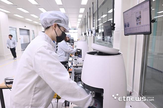 경기도 화성에 위치한 SK인텔릭스 생산라인에서 작업자가 AI 웰니스 로봇인 나무엑스를 조립하고 있다. 박지호기자 jihopress@etnews.com